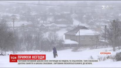 Перекриті траси та порятунок породіль: що відомо про наслідки негоди в Україні