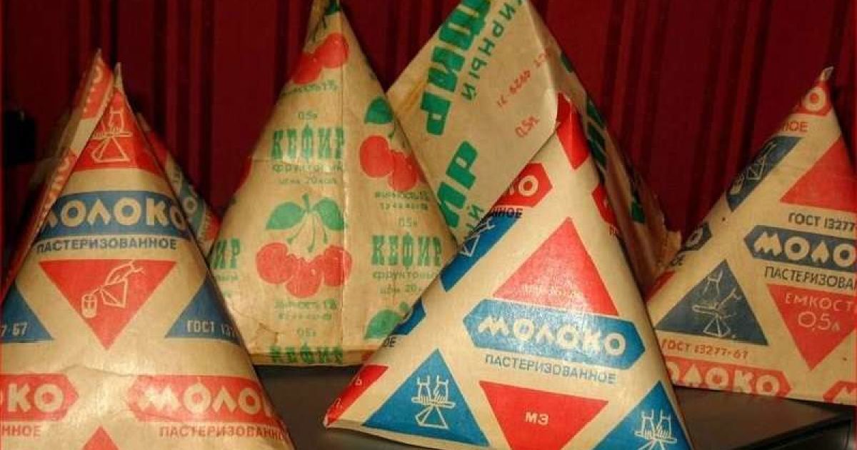 Молока в трикутних пакетах