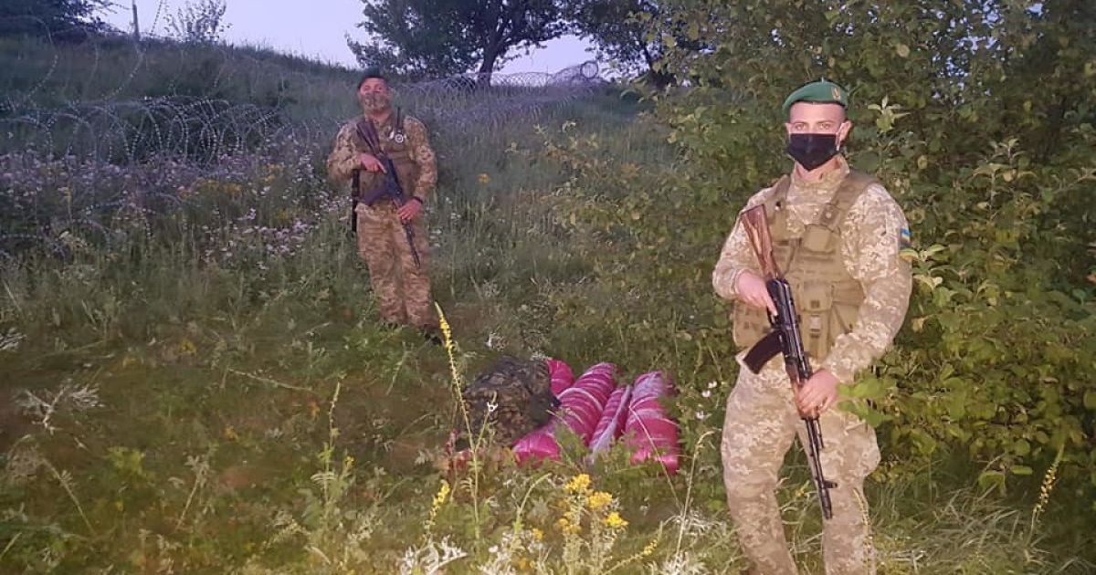 У Харківській області контрабандист-невдаха викинув товар разом зі своїми документами