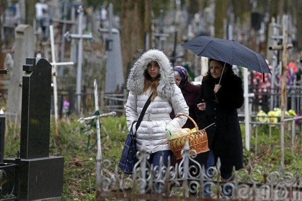 Священник розвіяв забобон: чи можна брати цукерки з могил у Поминальний тиждень