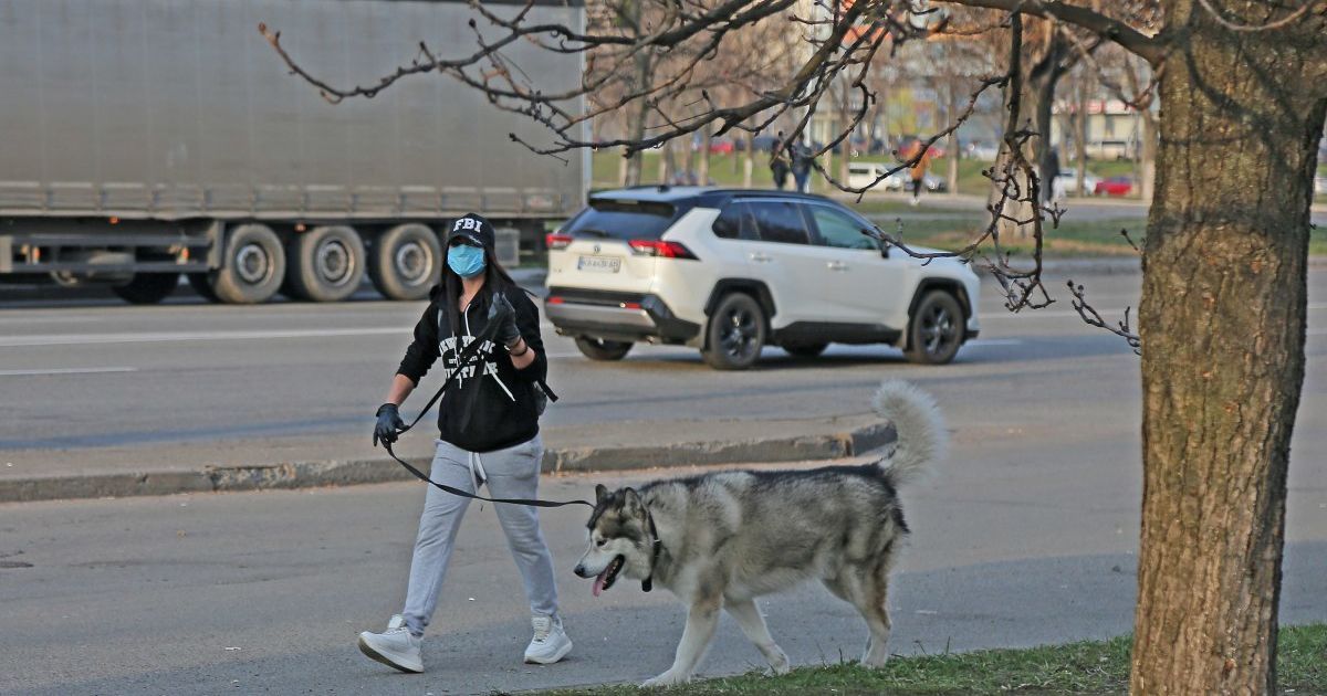 Киевляне на карантине не ходят к туристическим местам, но облюбовали местные парки и детские площадки