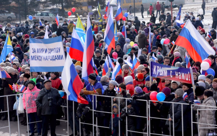 Під наглядом ОМОНу і зі знесенням меморіалу Немцову: як у Москві "святкують" річницю окупації Криму