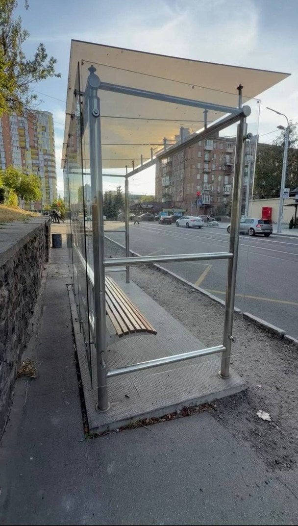 Скляна зупинка «вкрала» пів метра тротуару у пішоходів