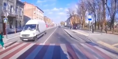 У Львові мікроавтобус на швидкості влетів у дівчину на "зебрі": відео жахливого моменту ДТП