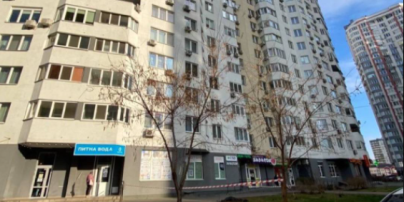 В Киеве на Позняках женщина выпала из окна девятого этажа