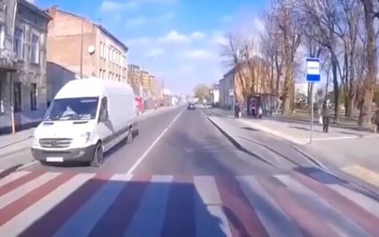 У Львові мікроавтобус на швидкості влетів у дівчину на "зебрі": відео жахливого моменту ДТП