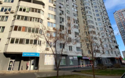 У Києві на Позняках жінка випала з вікна дев'ятого поверху