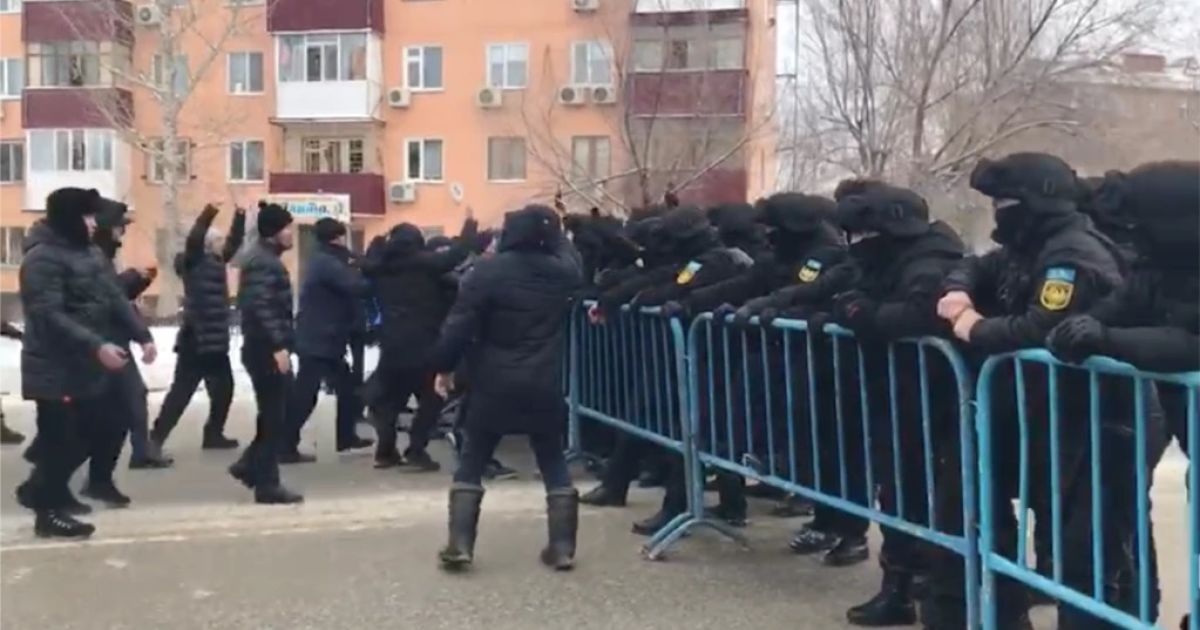 Протести у Казахстані: поліція масово затримує учасників акцій (відео)