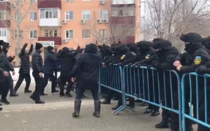 Протести у Казахстані: поліція масово затримує учасників акцій (відео)