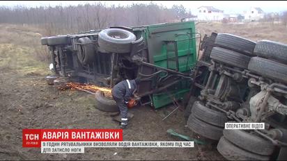 В результате ДТП на Херсонщине, спасатели 9 часов освобождали водителя с фуры