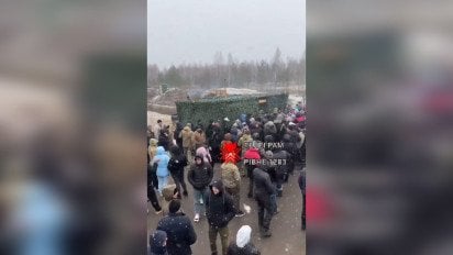 На Рівненщині біля кордону з Білоруссю люди заблокували дорогу: вимагають прибрати міни і блокопости