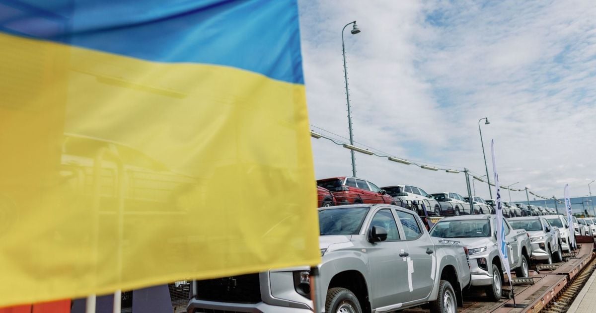 Для ЗСУ придбали величезну партію новеньких пікапів Mitsubishi та Peugeot: фото
