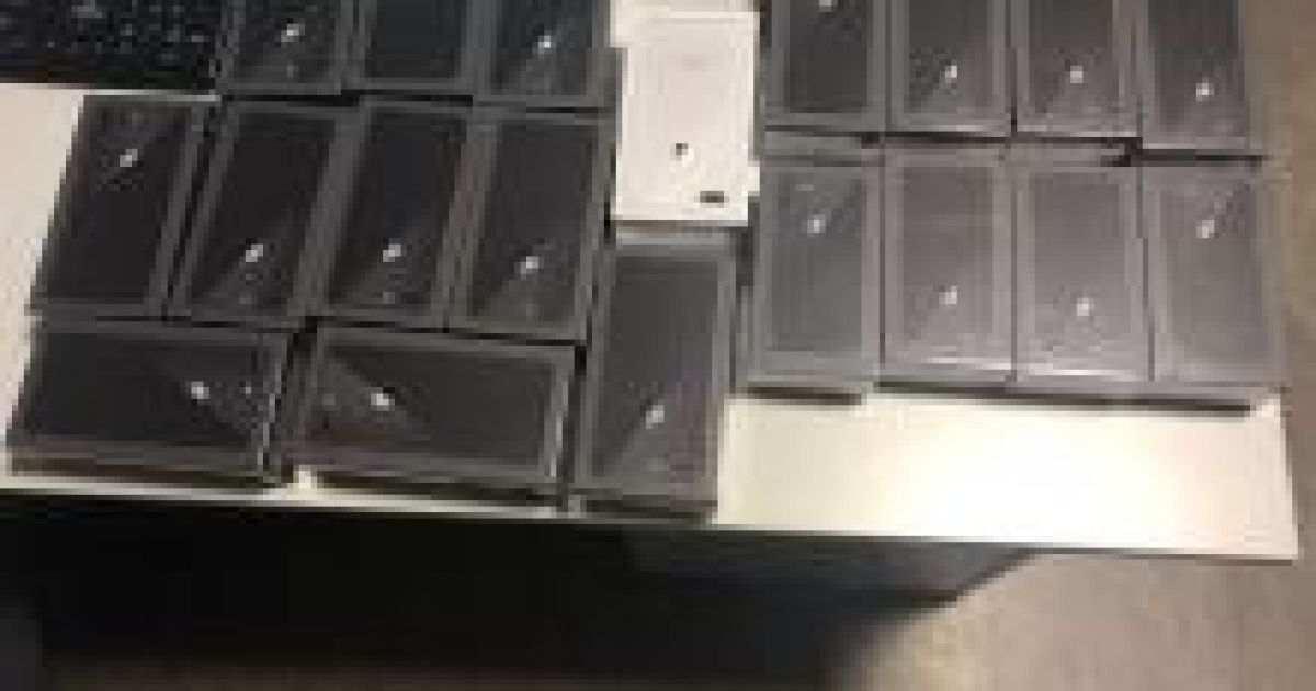 В "Борисполе" таможенники изъяли более 20 iPhone 8, которые пытались нелегально ввезти в Украину