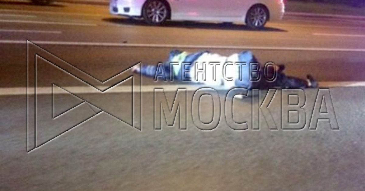 В Москве Mercedes с правительственными номерами сбил насмерть полицейского