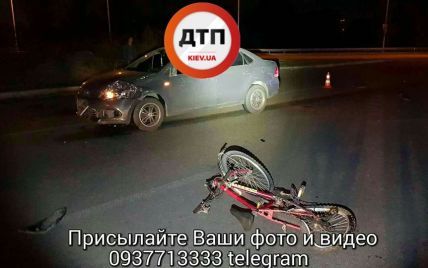 В Киеве водитель Volkswagen сбил велосипедиста, который ехал ночью без светоотражающих значков