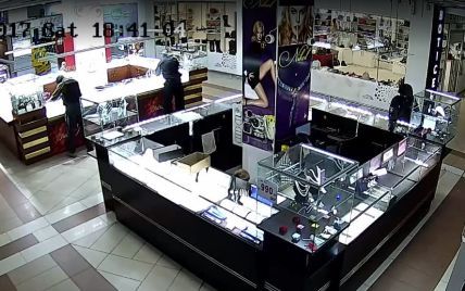 Оружие, балаклавы, бронежилеты: переодетые в копов преступники обокрали ювелирный магазин в Херсоне
