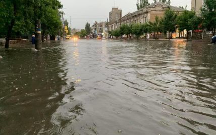 Повалені дерева і відсутність електропостачання: курортне місто у Запорізькій області затопило водою