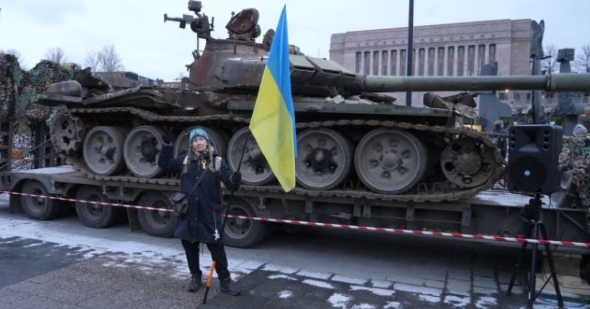 Російський знищений танк у Гельсінкі