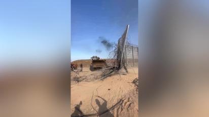 Палестинцы бульдозером уничтожили границу с Израилем: видео