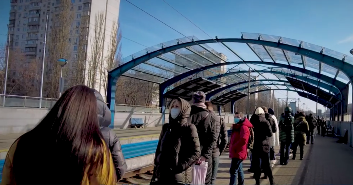 У Києві черга на трамвай розтягнулася на понад 100 метрів: відео