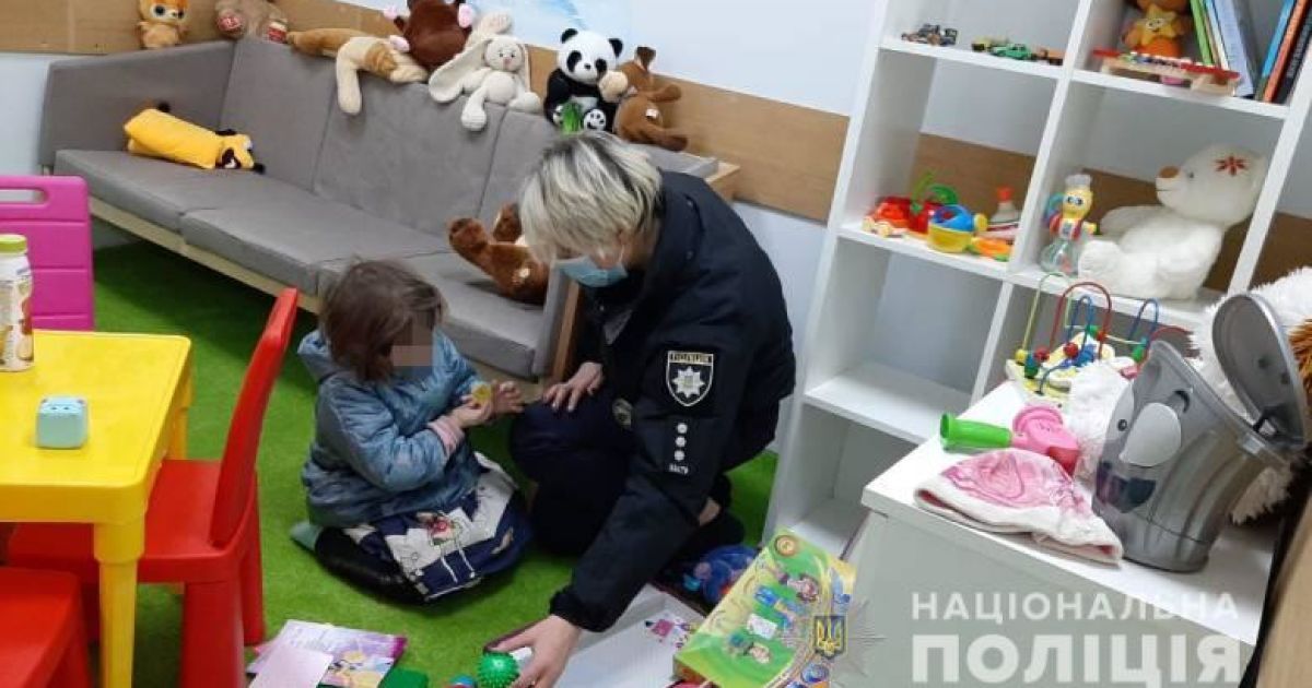 У Києві уночі знайшли трирічну дівчинку у багатоповерхівці