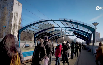 У Києві черга на трамвай розтягнулася на понад 100 метрів: відео
