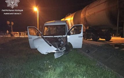 Во Львовской области столкнулись два бусы, автомобиль и локомотив: пьяный водитель заявил, что "это не он сделал"