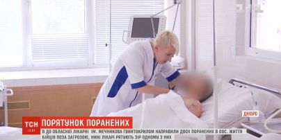 Двох поранених під час обстрілу бійців рятують в обласній лікарні Дніпра