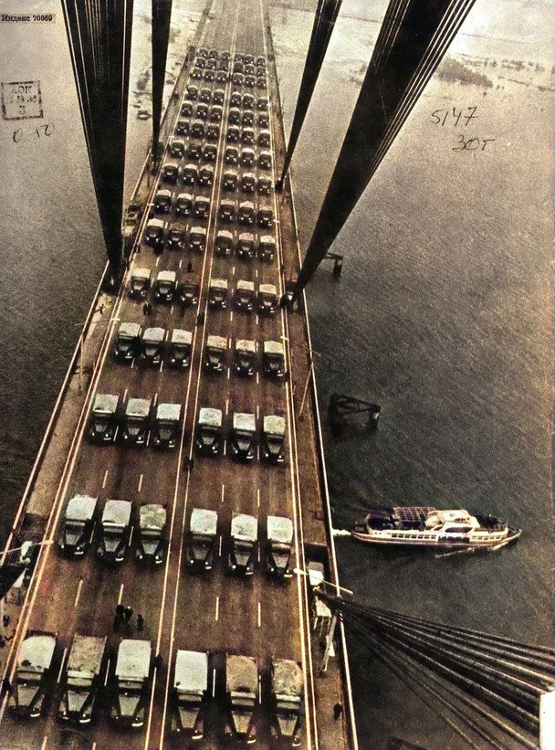 Строительство Северного моста началось в 1971 году. Архитектором был Георгий Фукс.