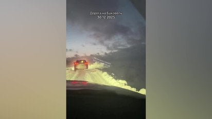 Дорогу на Буковель засипає снігом
