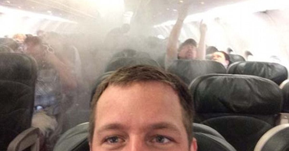 Чоловік позує на фоні диму, що заповнює салон літака / © Фото із соціальних мереж