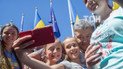 З молоддю і у вишиванці: як Порошенко після запуску "таймера безвізу" робив селфі з охочими