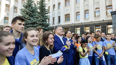 Порошенко робить селфі з дітьми_2 / © Сайт президента України