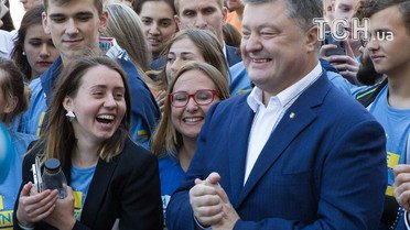 Порошенко робить селфі з дітьми_8 / © Сайт президента України