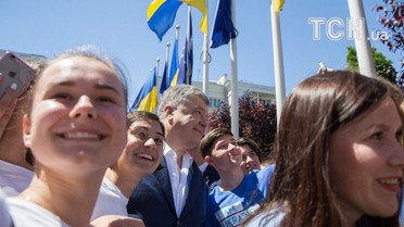 Порошенко робить селфі з дітьми_6 / © Сайт президента України