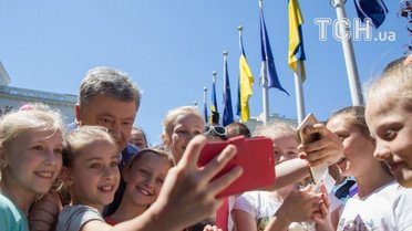 Порошенко робить селфі з дітьми_4 / © Сайт президента України