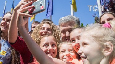 Порошенко робить селфі з дітьми_10 / © Сайт президента України