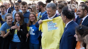 Порошенко робить селфі з дітьми_3 / © Сайт президента України
