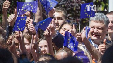Порошенко робить селфі з дітьми_5 / © Сайт президента України