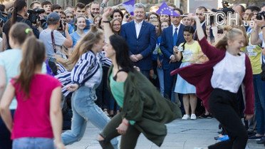 Порошенко робить селфі з дітьми_7 / © Сайт президента України