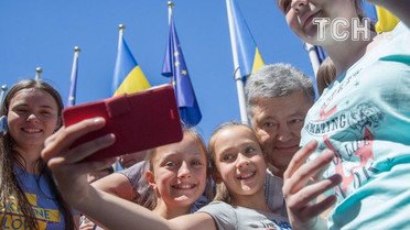 Порошенко робить селфі з дітьми_1 / © Сайт президента України