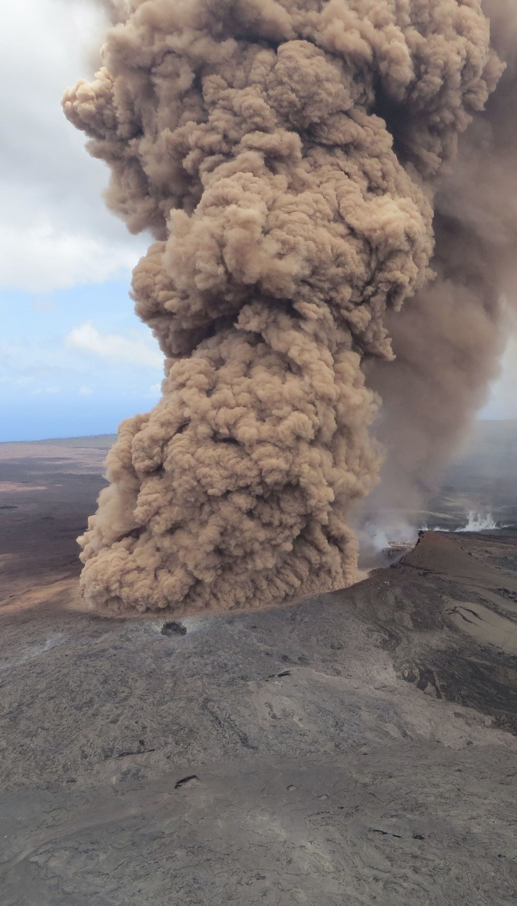 На Гаваях чоловік вижив після падіння у кратер найактивнішого у світі вулкана