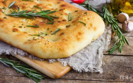 Рецепт фокаччи - итальянского хлеба с розмарином, чесноком и пармезаном
