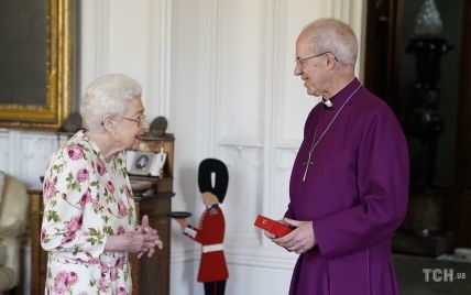 У квітковій сукні і без тростини: королева Єлизавета II прийняла у палаці архієпископа Кентерберійського