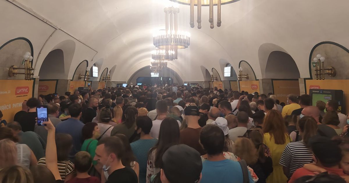 Коллапс в метро Киева: центральные станции закрыты, на прилегающих — давки и толкучка
