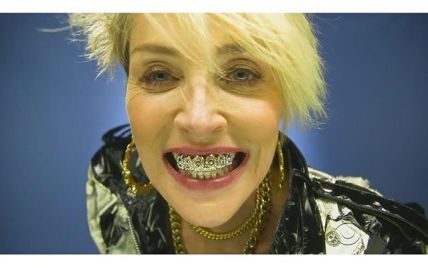 Шерон Стоун шокувала образом розпусниці із золотими зубами