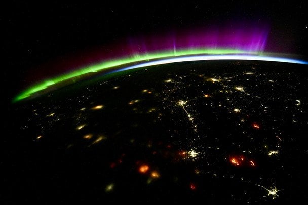 Пурпурное полярное сияние с орбиты. Автор Джессика Меир / © NASA