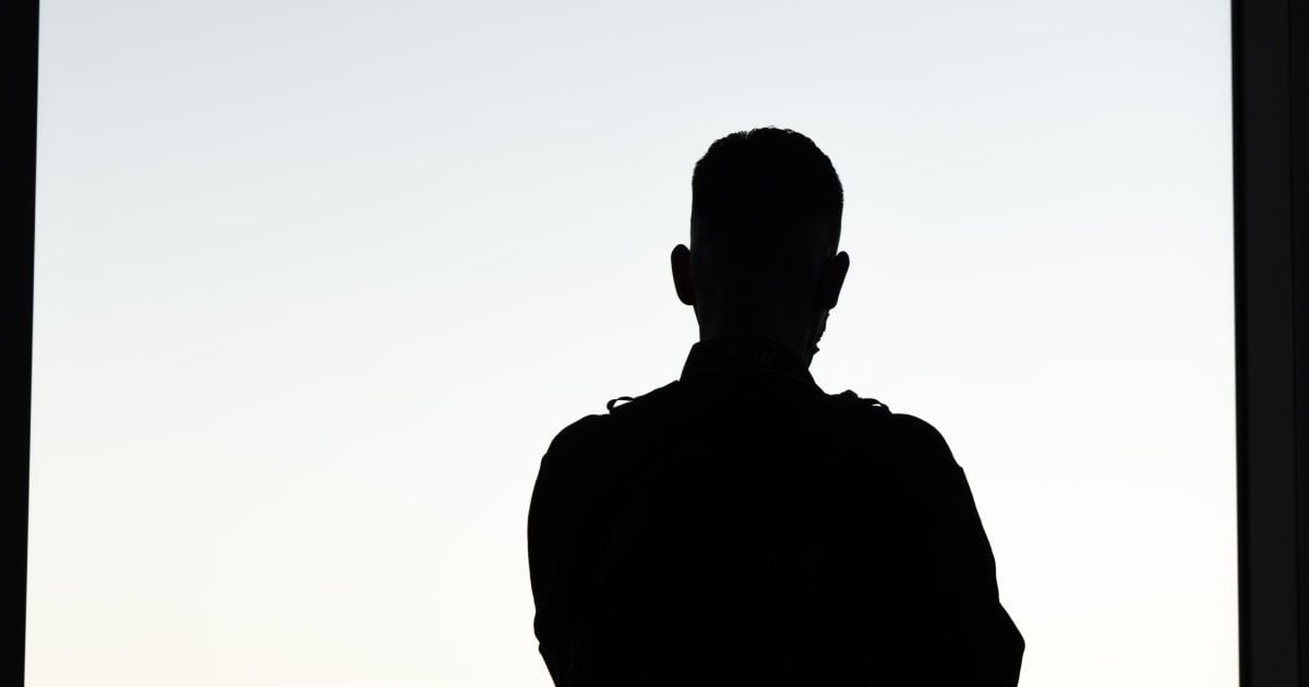 Мужчина выпал из окна общежития. Иллюстративный