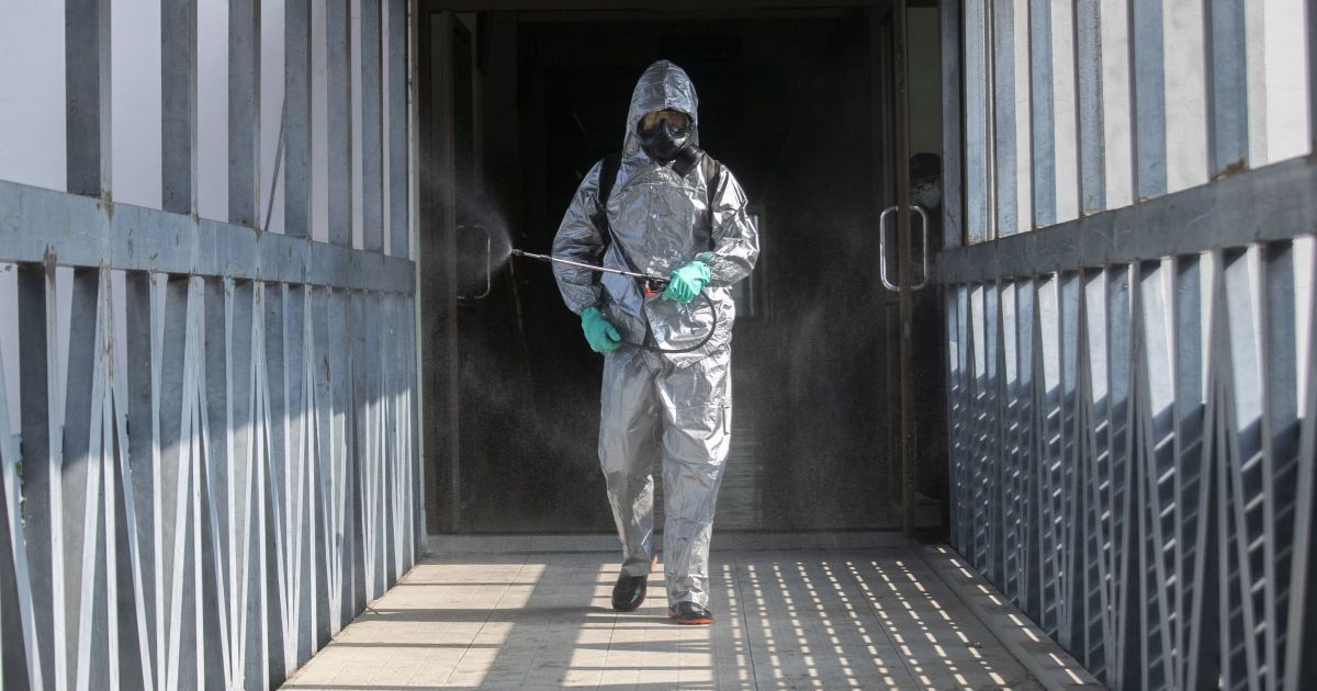 В ВОЗ предупредили, что людям придется бороться с коронавирусом еще "долгие годы"