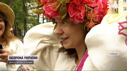 Послеоккупационный Ирпень: девушки взялись шить себе вышитые рубашки с нуля